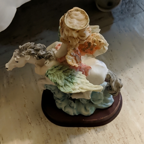 Victoria Collection Baby Angel on Horse Statue - Picture 3 of 5